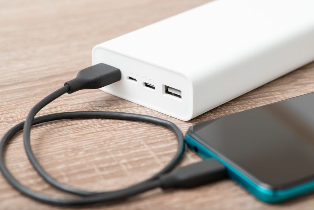 Ładowanie telefonu powerbankiem
