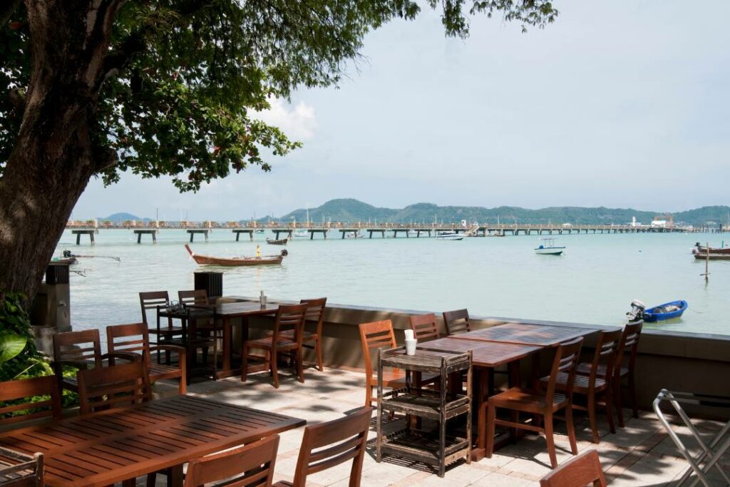 Widok na morze z restauracji