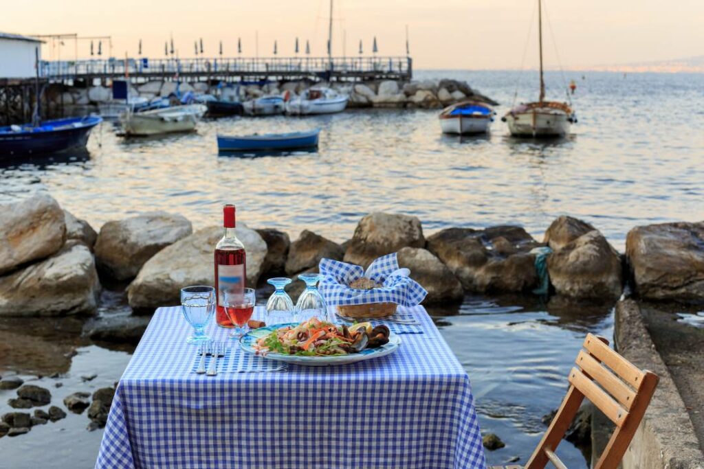 Stolik restauracyjny w porcie