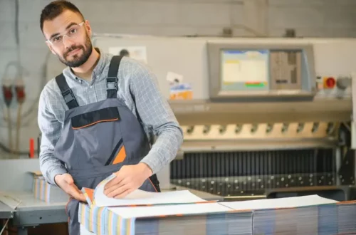 Specjalista w drukarni broszury