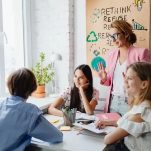 Dzieci siedzące z nauczycielem