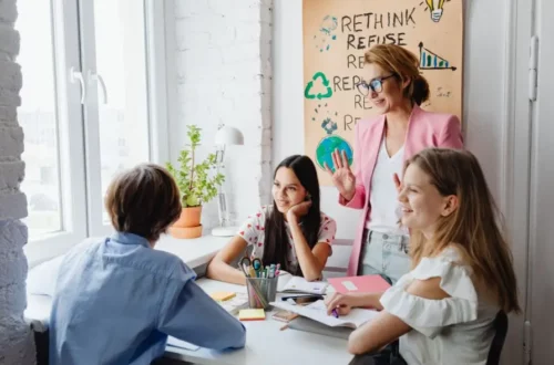 Dzieci siedzące z nauczycielem