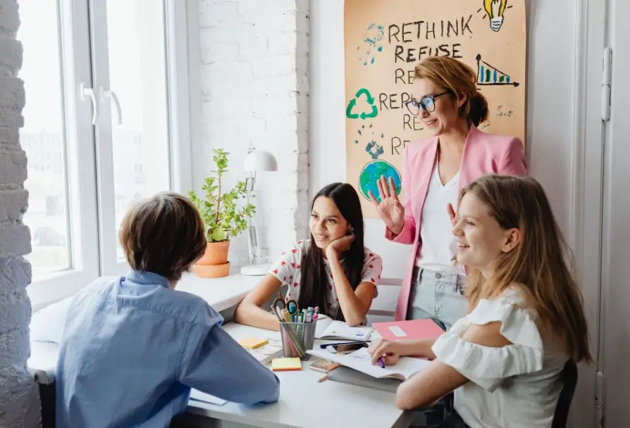 Dzieci siedzące z nauczycielem