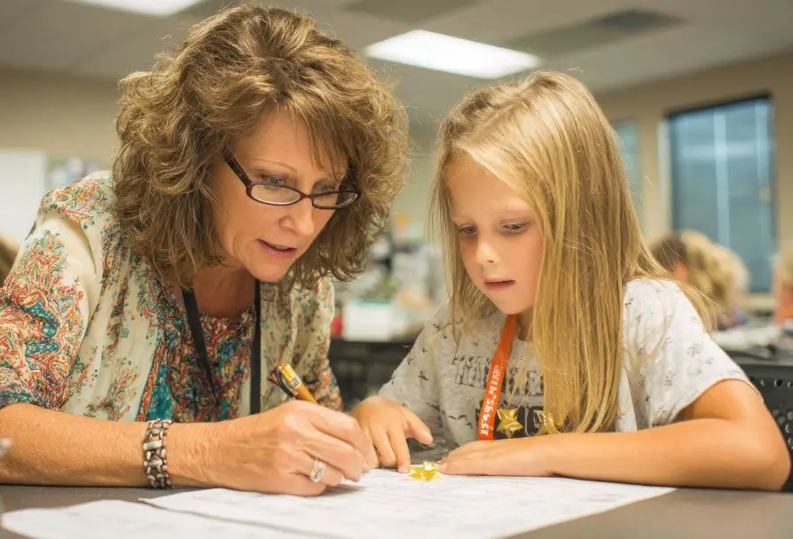 Nauczycielka pomagająca rozwiązać zadanie