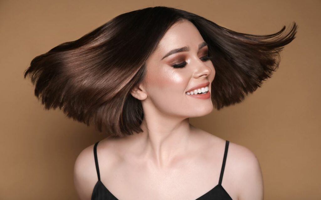 Kobieta z mocnymi włosami