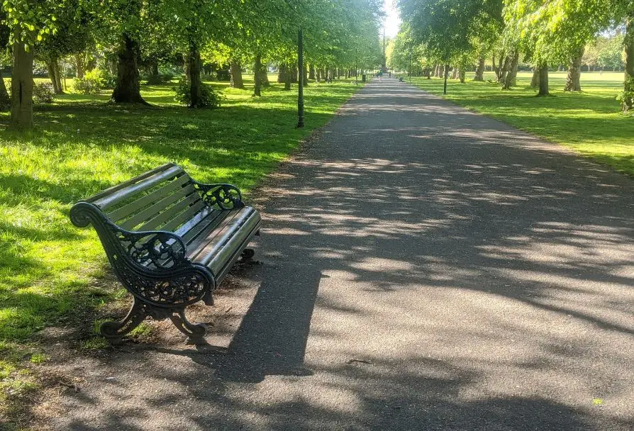 Żeliwna ławka parkowa