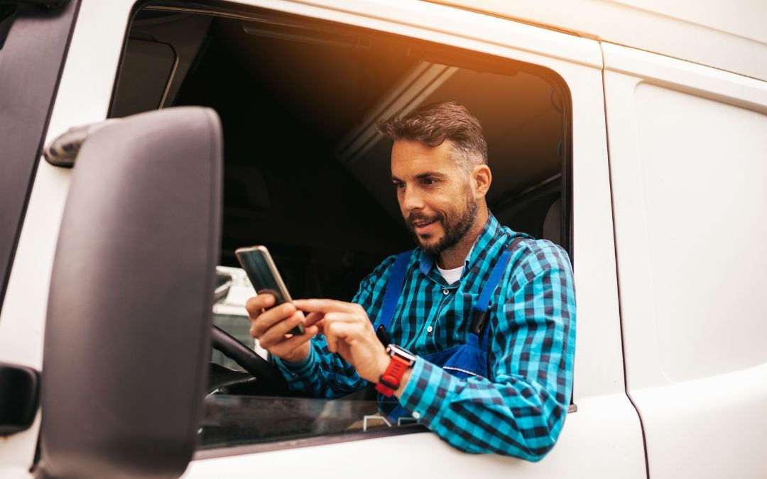 zadowlony-kierowca-tira Radosny pracownik logistyki