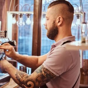 Barista parzący kawę