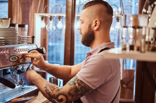 Barista parzący kawę