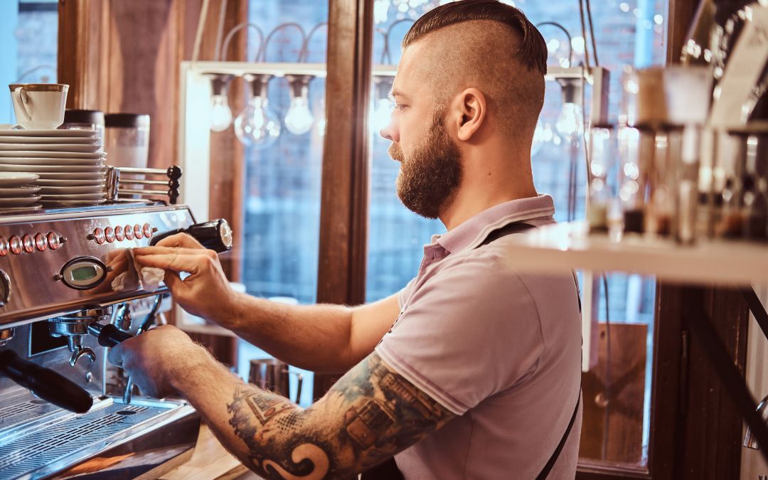 Barista parzący kawę