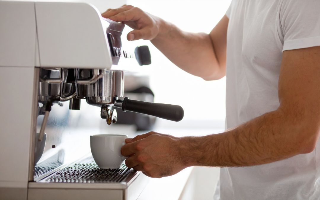 nalewanie-kawy-z-ekspresu Napełnianie filiżanki kawą